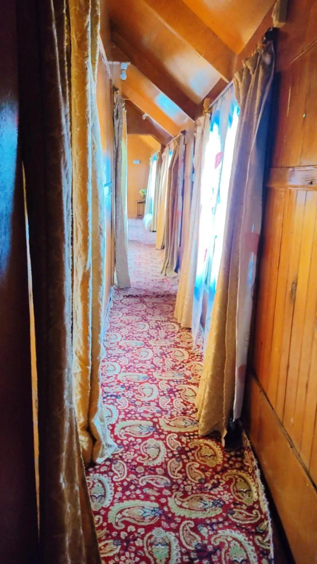 Houseboat Wild Rose Hotel Srinagar  Exterior photo