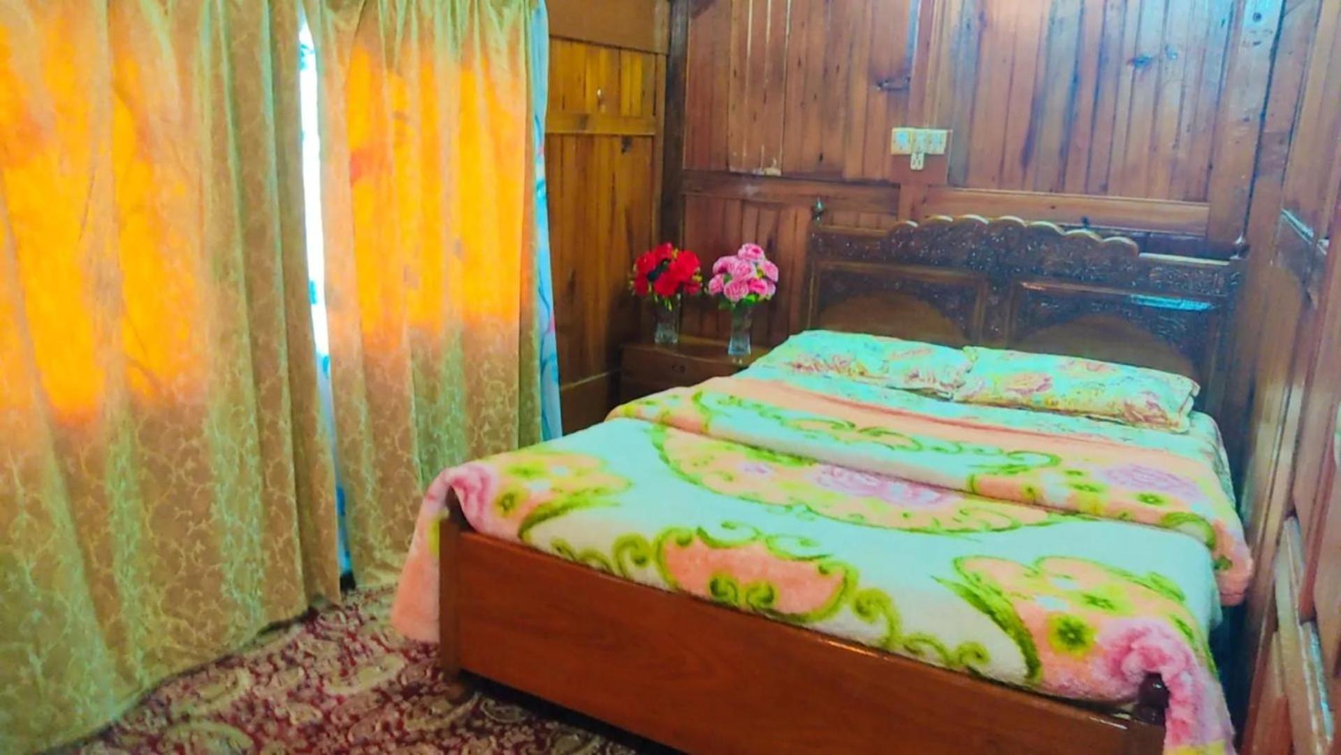Houseboat Wild Rose Hotel Srinagar  Exterior photo