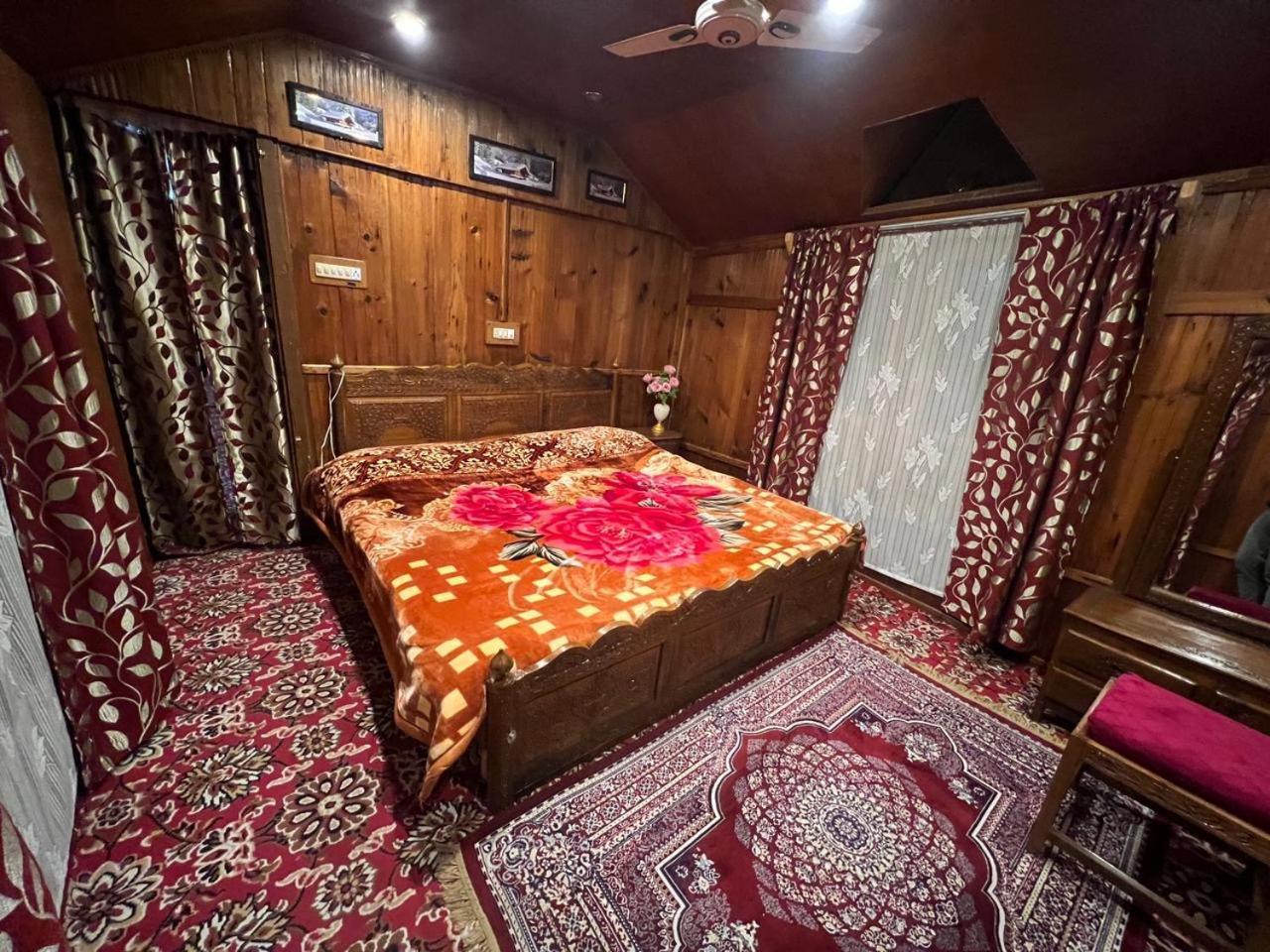 Houseboat Wild Rose Hotel Srinagar  Exterior photo