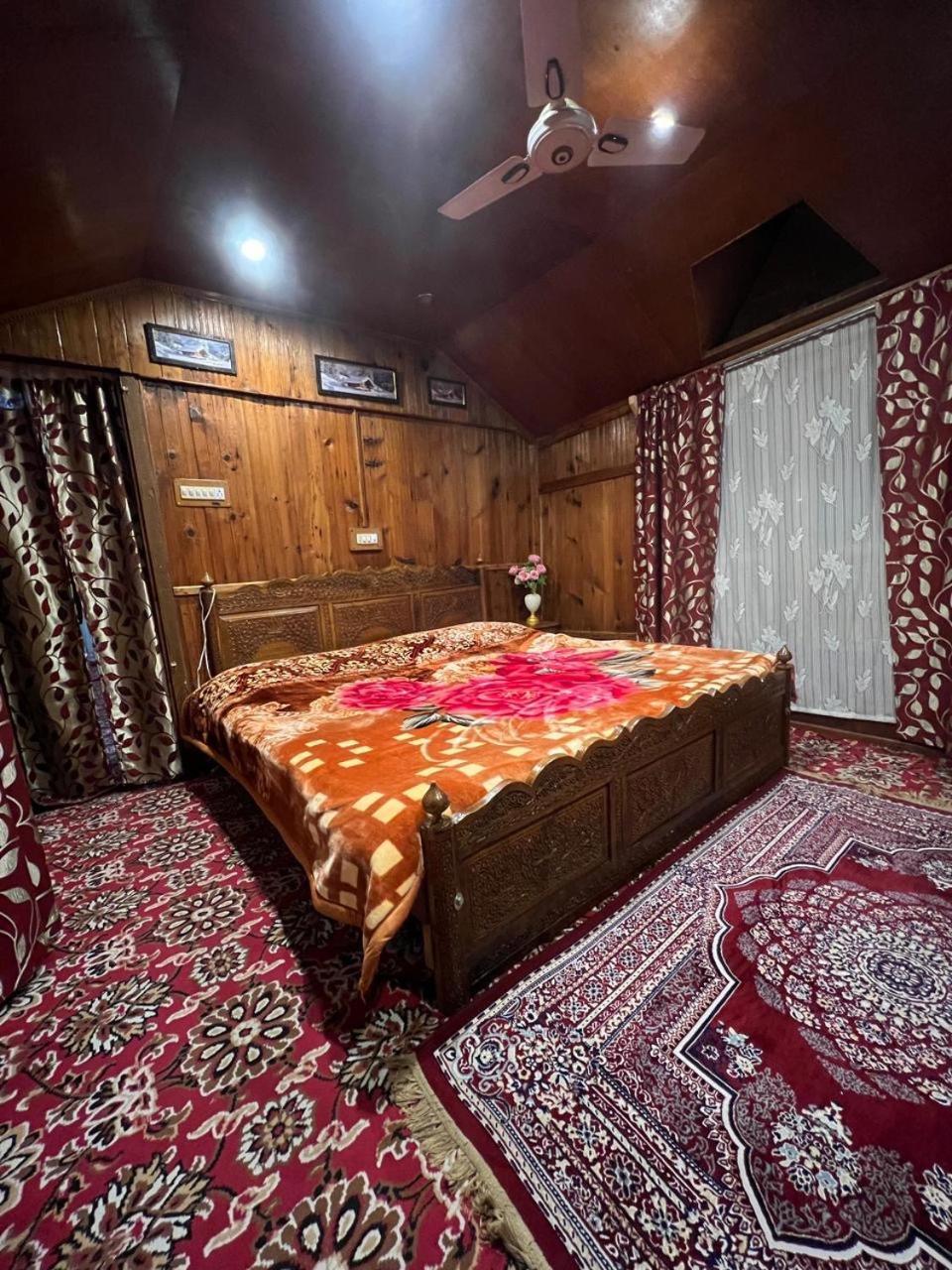 Houseboat Wild Rose Hotel Srinagar  Exterior photo