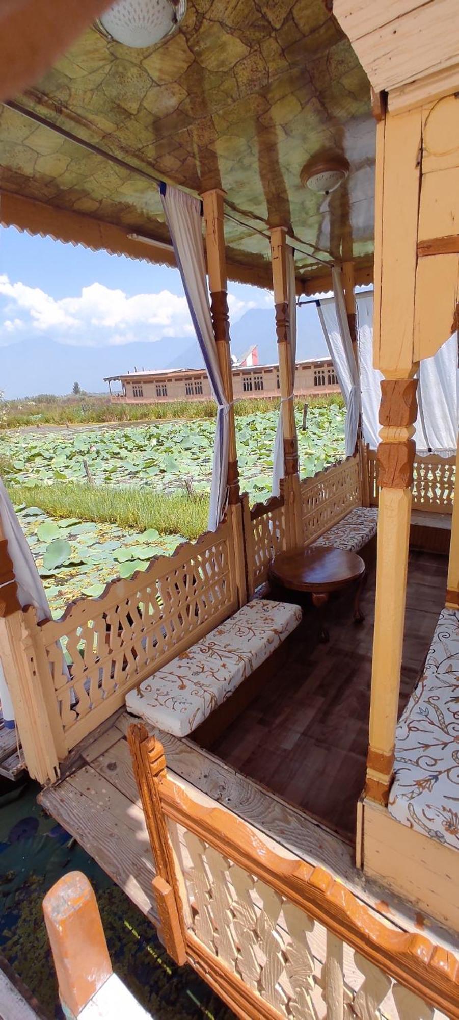 Houseboat Wild Rose Hotel Srinagar  Exterior photo