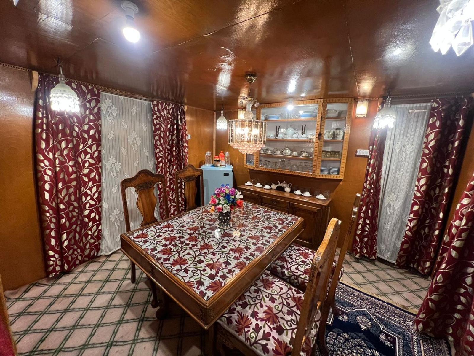 Houseboat Wild Rose Hotel Srinagar  Exterior photo