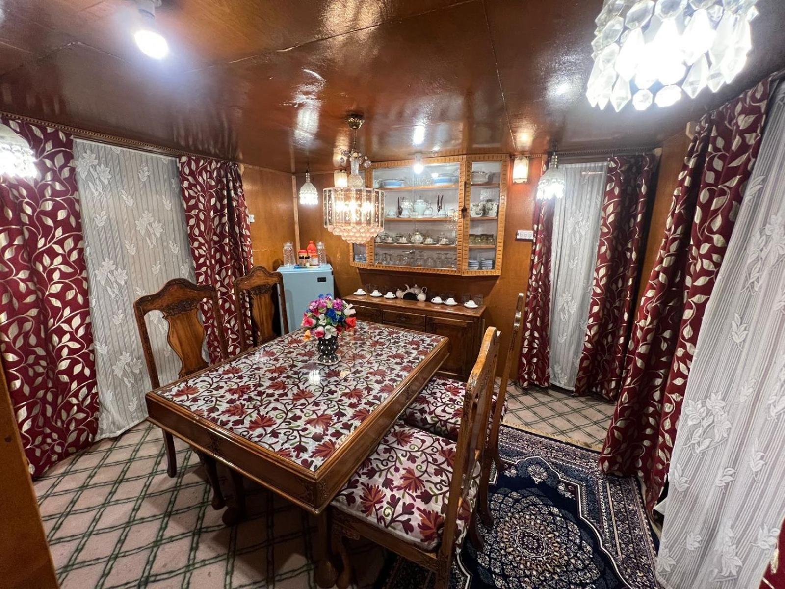 Houseboat Wild Rose Hotel Srinagar  Exterior photo
