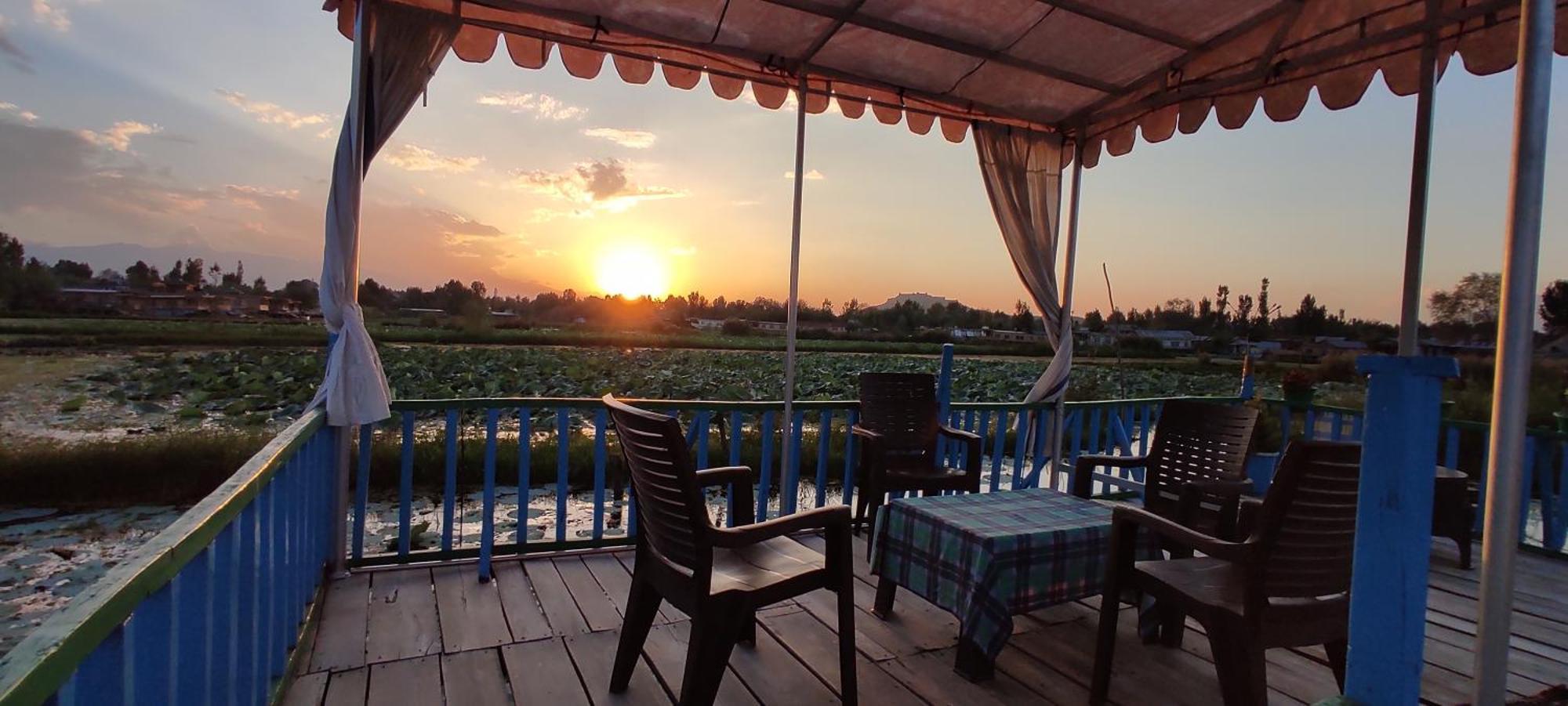 Houseboat Wild Rose Hotel Srinagar  Exterior photo