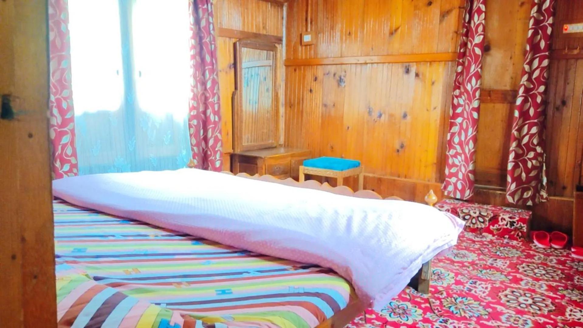Houseboat Wild Rose Hotel Srinagar  Exterior photo